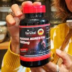 Manos sosteniendo un tarro de Fadogia Agrestis de Fairvital 